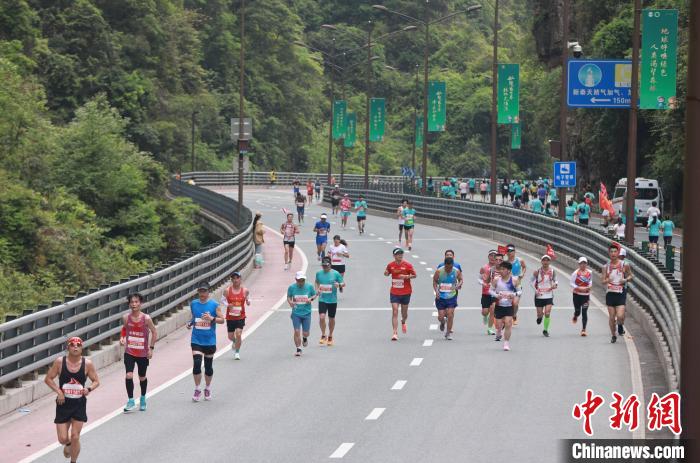 2024年张家界武陵源马拉松盛事：万名跑友峰林竞