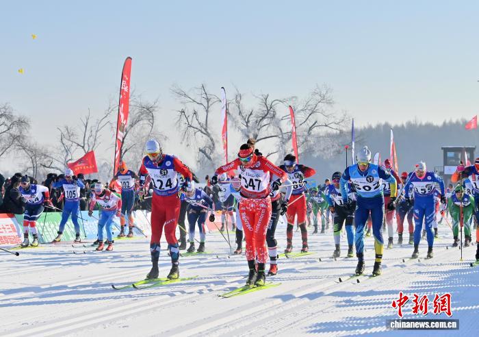2227名中外选手在长春净月潭挑战瓦萨越野滑雪赛