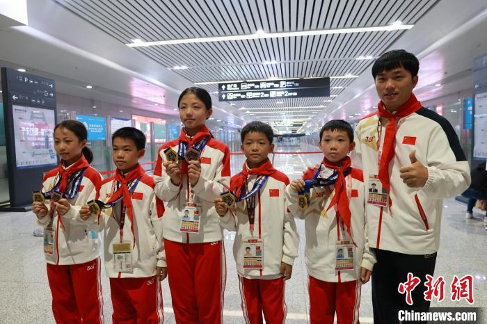 柳州静兰小学跳绳队在亚洲跳绳锦标赛夺金荣归