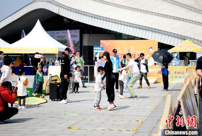 扬州全民健身嘉年华启幕 六百万元礼包惠及市民