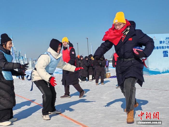 沪辽青少年雪地腰旗橄榄球赛点燃冰雪激情