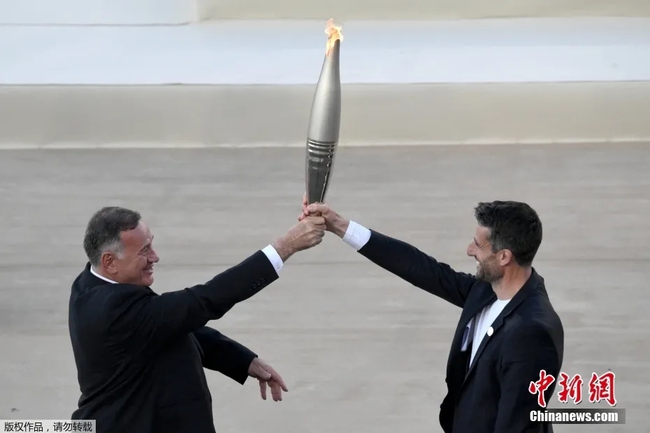 赵露思与康辉同获巴黎奥运火炬手身份：各自传