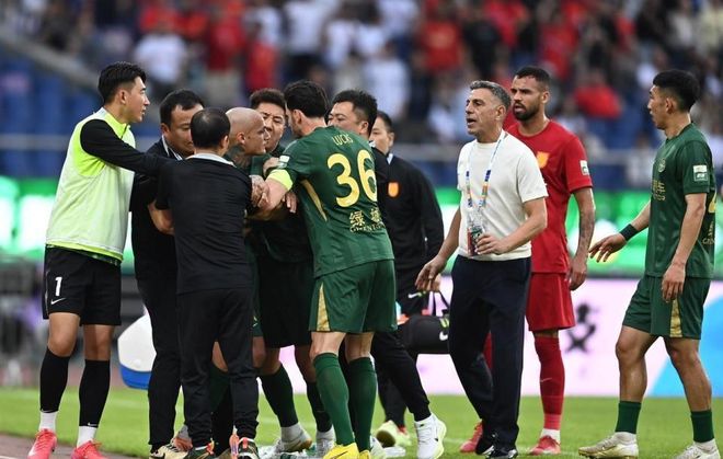 浙江外援踹翻水桶引重罚 中国足协将召开听证会